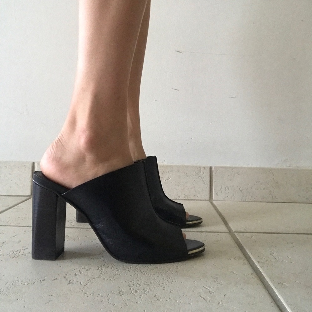 Massimo Dutti black heeled leather sandals with open toe